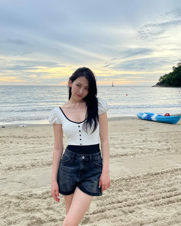 Kang Ji-young Instagram - 🤍🩵💛🧡🏝️