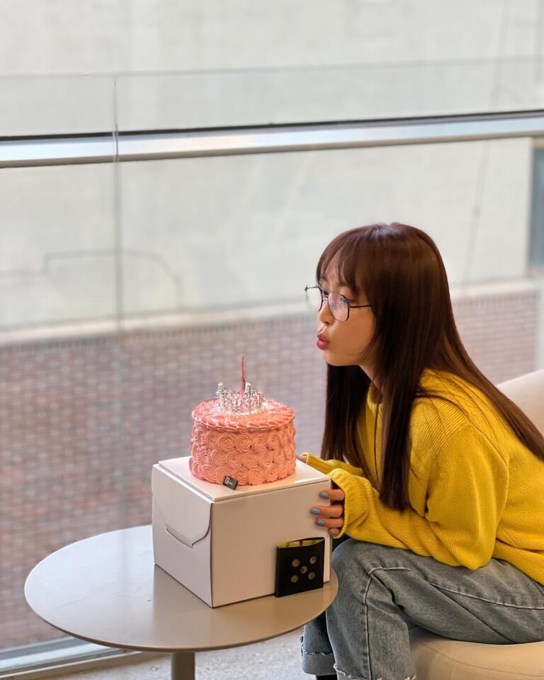 Kang Ye-won Instagram - 일상처럼 조용히 차분하게 따뜻하게 🎂💛