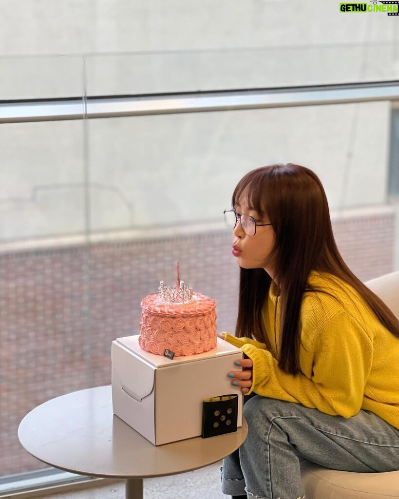 Kang Ye-won Instagram - 일상처럼 조용히 차분하게 따뜻하게 🎂💛