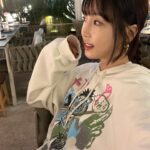 Kang Ye-won Instagram - 바쁜하루 마무리 덕만이랑🤎