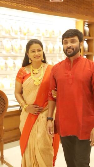 Kannika Snekan Instagram - @pothysswarnamahal
Introducing India's First ever REVERSIBLE GOLD JEWELLERY, "Swarna Lakshana Collections". 

Get 1 jewellery with 2 different designs, all at the price of 1. Italian Craftsmanship on one side and Traditional Antique Craftsmanship on another side. 

A wide range of earrings from 8 grams, bracelet from 16 grams, necklace from 24 grams apart from Haram and Bridal Sets. 

Neengalum Kalakunga with Pothys Swarna Mahal's Swarna Lakshana Collections, exclusively at their Chromepet,Chennai, Nellai and Thiruvananthapuram showrooms.

For details call, 044-40747576 and 044-40747474