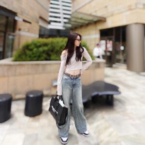 Kanon Miyahara Instagram - MOCA展いって都内ぶらぶら散歩した日🌈

#かのんのしふく

tots: @grl_official 
bottoms: @moussy
shoes: @nike 
eyewear: @zoff_eyewear