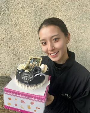 Kanon Miyahara Instagram - 28歳の誕生日をガッチャードの現場で
お祝いしてもらいました🎂🖤

仮面ライダーの現場で
お祝いしてもらうのは20歳の誕生日ぶりで
すごい感慨深かったです😌

本当にありがとうございます！
めちゃくちゃ嬉しくて28歳いいスタートが
きれました😉🫶

大好きな坂本監督と撮影頑張ってます！
みなさん残りのガッチャードもお楽しみに✨

#仮面ライダー #仮面ライダーガッチャード #kamenrider