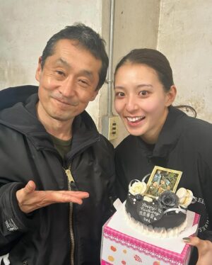 Kanon Miyahara Instagram - 28歳の誕生日をガッチャードの現場で
お祝いしてもらいました🎂🖤

仮面ライダーの現場で
お祝いしてもらうのは20歳の誕生日ぶりで
すごい感慨深かったです😌

本当にありがとうございます！
めちゃくちゃ嬉しくて28歳いいスタートが
きれました😉🫶

大好きな坂本監督と撮影頑張ってます！
みなさん残りのガッチャードもお楽しみに✨

#仮面ライダー #仮面ライダーガッチャード #kamenrider