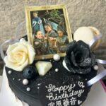 Kanon Miyahara Instagram - 28歳の誕生日をガッチャードの現場で お祝いしてもらいました🎂🖤 仮面ライダーの現場で お祝いしてもらうのは20歳の誕生日ぶりで すごい感慨深かったです😌 本当にありがとうございます！ めちゃくちゃ嬉しくて28歳いいスタートが きれました😉🫶 大好きな坂本監督と撮影頑張ってます！ みなさん残りのガッチャードもお楽しみに✨ #仮面ライダー #仮面ライダーガッチャード #kamenrider