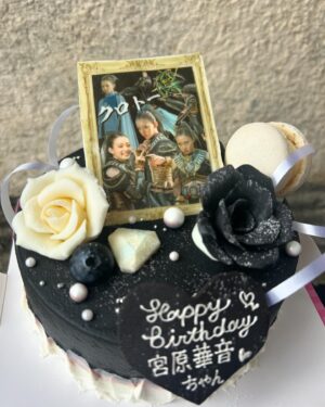 Kanon Miyahara Instagram - 28歳の誕生日をガッチャードの現場で
お祝いしてもらいました🎂🖤

仮面ライダーの現場で
お祝いしてもらうのは20歳の誕生日ぶりで
すごい感慨深かったです😌

本当にありがとうございます！
めちゃくちゃ嬉しくて28歳いいスタートが
きれました😉🫶

大好きな坂本監督と撮影頑張ってます！
みなさん残りのガッチャードもお楽しみに✨

#仮面ライダー #仮面ライダーガッチャード #kamenrider