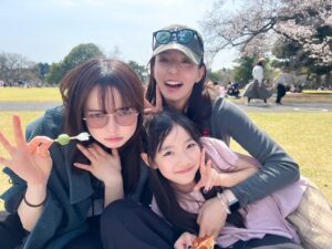Kanon Miyahara Instagram - ガッチャードのキャストスタッフさん
来れる人たちでお花見しました🌸

ここでは敵味方関係なく
同じ作品を作る仲間として仲良く
楽しみました☺️✨

みんな優しくて面白くて
素敵な方々とお仕事できてるなーと
残り少なくなってきましたが
最後まで頑張ります💪🔥

#仮面ライダーガッチャード #kamenrider #冥黒の三姉妹 #クロトー