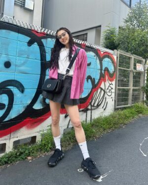Kanon Miyahara Instagram - #かのんのしふく

凛さんにウェーブアイロン借りて
軽いイメチェンした日😎　

📸　@rintakahashi0809 

shirt: @gu_for_all_ 
t shirt: @rodeocrowns_official 
skirt: @grl_official 
shoes: @grounds.official 
sunglasses: @resee.official