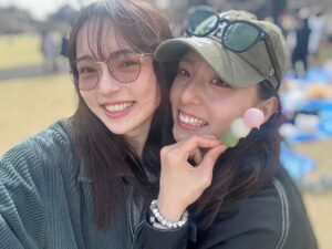 Kanon Miyahara Instagram - ガッチャードのキャストスタッフさん
来れる人たちでお花見しました🌸

ここでは敵味方関係なく
同じ作品を作る仲間として仲良く
楽しみました☺️✨

みんな優しくて面白くて
素敵な方々とお仕事できてるなーと
残り少なくなってきましたが
最後まで頑張ります💪🔥

#仮面ライダーガッチャード #kamenrider #冥黒の三姉妹 #クロトー