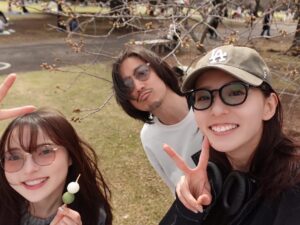 Kanon Miyahara Instagram - ガッチャードのキャストスタッフさん
来れる人たちでお花見しました🌸

ここでは敵味方関係なく
同じ作品を作る仲間として仲良く
楽しみました☺️✨

みんな優しくて面白くて
素敵な方々とお仕事できてるなーと
残り少なくなってきましたが
最後まで頑張ります💪🔥

#仮面ライダーガッチャード #kamenrider #冥黒の三姉妹 #クロトー