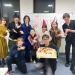 Kanon Miyahara Instagram - 田崎監督60歳の誕生日のお祝いを みんなでしました🎂✨ 田崎監督のご還暦おめでとうございます🎊 8年前仮面ライダーアマゾンズで出会い 今もこうして一緒にお仕事できてること 本当に幸せに思います！ 残りのガッチャードも よろしくお願いします☺️ 田崎監督大好きです！！！ #仮面ライダーガッチャード #kamenrider