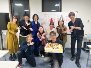Kanon Miyahara Instagram - 田崎監督60歳の誕生日のお祝いを
みんなでしました🎂✨

田崎監督のご還暦おめでとうございます🎊

8年前仮面ライダーアマゾンズで出会い
今もこうして一緒にお仕事できてること
本当に幸せに思います！

残りのガッチャードも
よろしくお願いします☺️

田崎監督大好きです！！！

#仮面ライダーガッチャード #kamenrider