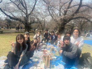 Kanon Miyahara Instagram - ガッチャードのキャストスタッフさん
来れる人たちでお花見しました🌸

ここでは敵味方関係なく
同じ作品を作る仲間として仲良く
楽しみました☺️✨

みんな優しくて面白くて
素敵な方々とお仕事できてるなーと
残り少なくなってきましたが
最後まで頑張ります💪🔥

#仮面ライダーガッチャード #kamenrider #冥黒の三姉妹 #クロトー