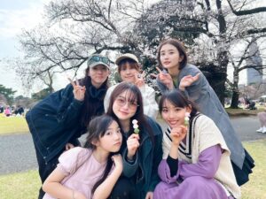 Kanon Miyahara Instagram - ガッチャードのキャストスタッフさん
来れる人たちでお花見しました🌸

ここでは敵味方関係なく
同じ作品を作る仲間として仲良く
楽しみました☺️✨

みんな優しくて面白くて
素敵な方々とお仕事できてるなーと
残り少なくなってきましたが
最後まで頑張ります💪🔥

#仮面ライダーガッチャード #kamenrider #冥黒の三姉妹 #クロトー