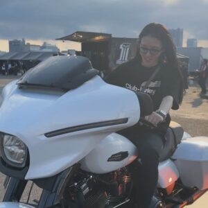 Kanon Miyahara Instagram - ブルースカイヘブン
ありがとうございました🏍️💙

稲妻ハーレーフェスティバルのCLUB HARLEYブースにて
2日間参加させていただきました！

いろんなハーレーまたがって
皆さんの素敵な愛車達をみせていただいて
楽しい2日間でした❤️‍🔥

会いにきてくれた皆様
ありがとうございました✨

CLUB HARLEYイメージキャラクターとして
これからも頑張るので
応援よろしくお願いします😎

#ブルースカイヘブン2024 #clubharley #harleydavidson