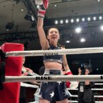 Kanon Miyahara Instagram - ラウンドガールを卒業しました🎓 大好きな格闘技という世界で ラウンドガールに憧れ2年間勤めさせていただき ありがとうございました☺️🌸 最後の大会に参加できず悔しかったですが 伊藤代表にご挨拶させていただいた時に かけていただいた言葉で本当に R-1SE Forceになれてよかったなと心から思えました。 伊藤代表本当にありがとうございました。 毎大会すごく楽しくてやりがいを感じ ラウンドガールだけではなく選手としても 試合に出させていただき まだまだチャレンジし続ける楽しさ 空手をやめてからまた試合に出るなんて 思ってもいなかったけど やってよかったと心の底から言えます。 本当にありがとうございました🥊🔥 そして私はこの2年間で 大きく成長させていただきました。 たくさんの方々と出会い 声かけていただいたり手を振ってくださる 皆様の笑顔が大好きでした！ これからはまたいち格闘技ファン　 RISEファンに戻ります😌 会場に出没すると思いますので 声かけてください✌️ 最後会場に駆けつけたらおっきな花束頂いちゃいました🥲🩷 幸せです。 ありがとうございます😭✨ 改めて2年間ありがとうございました！ 🔥🥊RISE最高🥊🔥 R-1SE Force2023 宮原華音