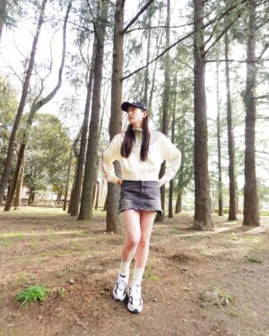 Kanon Miyahara Instagram - #かのんのしふく

cap: @ssssattimouse 
tops: @ungrid_official 
skirt: @gydajp 
shoes: @newbalance

#ootd