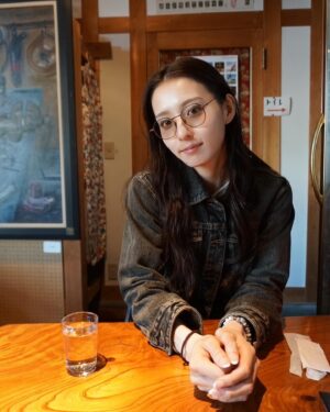 Kanon Miyahara Instagram - たまたま入った喫茶店が
すごく雰囲気がよかったです☕️

2枚目なんでそんなに笑ってるんだ？