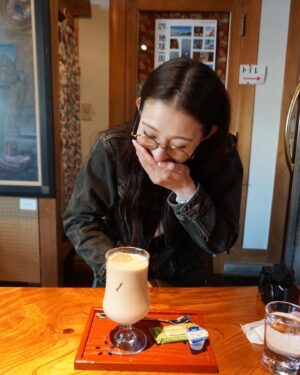 Kanon Miyahara Instagram - たまたま入った喫茶店が
すごく雰囲気がよかったです☕️

2枚目なんでそんなに笑ってるんだ？