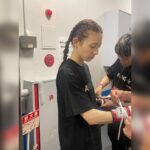 Kanon Miyahara Instagram - #RISE167 ありがとうございました！ 今回R-1SE Force2023として お披露目の日でもありましたが 個人的にデビュー戦の日ということもあり 忘れられない日になりました。 少し長くなりますが読んでくれると うれしいです！！ 10月から始まったRISES TUDIO内の 「宮原華音のRISEファイターに私はなる！」 のコーナーで試合への道がスタートし ぶっちゃけ本当に後楽園という 素晴らしい舞台に立てるとは思いもしませんでした。 約1年前からもっと格闘技を知りたいと思い TARGET SHIBUYAに通い始め 最初は週1行けたらいいくらいのペースで 気持ちよく体を動かしてました。 いつの間にか週3.4と増えていき 試合が決まってからは仕事でどうしても行けない日 以外は毎日通いました。 プロ練に混ぜてもらい始めて1発目の練習で ボコボコにされ始めてダウン寸前まで行き 怖くていきたくない日が続きました。 ぶっちゃけ逃げてた部分もあります。 でも試合で負けたくない。絶対に勝ちたい 自信持って4月21日後楽園にで試合をしたい そんな思いからプロ練でみなさんに鍛えていただき 久しぶりに坂道ダッシュもしたり 空手部時代を思い出しました。 小学2年生から始めた空手で全国の舞台も 世界の舞台も経験しましたが怪我も多く 一線で試合をし続けること諦めた16歳 そして芸能の道で生きていくと決めた16歳 まさか10年後またキックボクシングで 試合をするとは思ってもいませんでした。 この試合は相手の金子選手が 受けてくださって成り立った試合です。 本当にありがとうございました！ 試合後お話しさせていただき 本当に素敵な方と試合ができたなと思いました。 辛いこともあるし明日が怖くなることもあるけど 生きてさえいればきっといいこと訪れるし 自分の気持ち、行動次第でこれからの人生は 変えられると私は思ってます。 たくさんの方が応援してくださり 本当に私は幸せものだと実感しました✨ この試合を見てすこしでも元気をもらったり 勇気をもらった方がいたらいいな〜… これからのことはひとまず考えず ゆっくり友達に会ったり美味しいもの食べたり しっかりお仕事もしたいと思います😊 伊藤代表をはじめ RISE関係者の皆様 応援してくださったみなさま 本当にありがとうございました！！！ ラウンドガールとしても すぐリング上に戻って来れて 本当によかったー🤍🤍 2023年4月21日(金) 宮原華音