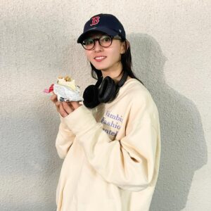 Kanon Miyahara Instagram - ケバブって美味しいよね🥙

#かのんのしふく

cap: @47 
tops: @vambino_official