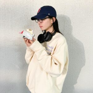 Kanon Miyahara Instagram - ケバブって美味しいよね🥙

#かのんのしふく

cap: @47 
tops: @vambino_official
