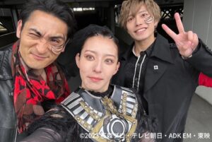 Kanon Miyahara Instagram - 写真連投します！！

監督と愉快な仲間たち💪❤️‍🔥

クロトー２週連続トレンド入り
ありがとうございます！

最後まで魂込めてクロトー演じさせていただきます🔥

#仮面ライダーガッチャード #kamenrider #冥黒の三姉妹 #クロトー #坂本浩一監督