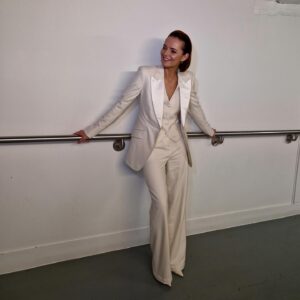Kara Tointon Instagram - Suited up for @bbconeshow last week to talk our new show Too good to be true which airs this Wednesday. Valentines Day.
9pm @channel5

Styled @kelvinstylist 
Suit @thedecklondon_ 
Hair @clairehealeyhair 
Makeup @katekentmua