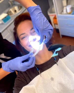 Kara Tointon Instagram - Coming up to about a quarter of the way through my #invisalign journey. Thanks to the incredible @linksdentalpractice and @drjas_tolat it’s very easy. Every Thursday I send the new images of my teeth via the pro box which fits onto my phone and they give me the “ok” to move onto my next tray (or not) which happened once due to leaving my tray somewhere and falling behind for a few days) 11 trays left 🤞🏻A good set of kashers on route. Can see a massive difference already.