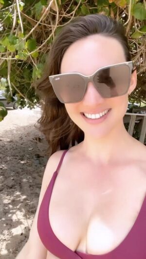 Karalynn Dunton Instagram - Classic me. #hawaii #breastawareness #beach #thanksmydms