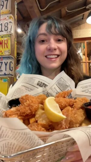 Karalynn Dunton Instagram - Nothin’ like a Forrest Gump themed shrimp restaurant @officialbubbagump 🍤 

#bubbagump #bubbagumpshrimp #chainrestaurant