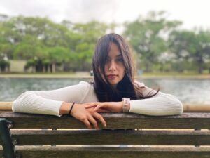 Karen Furlong Instagram - Mucho aire y solo una foto que es mentira 🤭 a ver si logran distinguir cuál es jaja #nomakeup #happy #wind #park #holiday