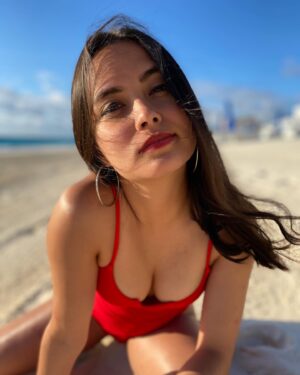 Karen Furlong Instagram - La playa y yo nos necesitamos porque agua salada … alma lavada 🌊💙 

#sinfiltro #swipe #playa #beach #summer #ocean #cancun #tbt