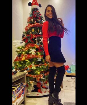 Karen Furlong Instagram - Hola 💫 
Desaparecí un ratito porque sin duda alguna este año ha sido duro para mi y para los míos…
Creo que en redes sociales siempre se habla y vemos lo bonito que “todo mundo lo pasa en estas fechas” y es muy lindo ver eso pero no todo es cierto … ¿Qué hay de los que no? ¿Qué hay de los que están en un hospital? ¿Qué hay de los que nos dejaron este año a tan solo unos días de terminarlo? De los que deben ir a trabajar por que “the show must go on” aunque no tengan nada de ganas de levantarse, y de que estás fechas casi se convierten en una presión de que deben de ser de muuucha felicidad…
 
Hoy pienso mucho en todo eso porque nunca antes había tenido la necesidad de hacerlo y hoy abrazo a todos aquellos que en estos días, no necesariamente tienen felices fiestas 
Muchas cosas no están en nuestras manos… pero con todo lo que ha pasado pienso que empezar un nuevo año puede ser un buen momento para renovarnos, reflexionar y hacer lo que si esté de nuestro lado para estar en un lugar mejor y tener fe de que vendrán cosas mejores. 
 
Abracen muy fuerte a la gente que quieren 🙏🏼💞 Yo los abrazo fuerte a ustedes también y deseo mucho amor y salud en sus vidas 

PD: obviamente amo ver a la gente feliz en estas fechas, solo que no es la realidad de todo mundo y si tú estás pasando por un momento difícil, permítete estar ahí y no te presiones por lo que ves en redes … ni por esa sonrisa que no necesariamente es cierta 
Tqm 💫