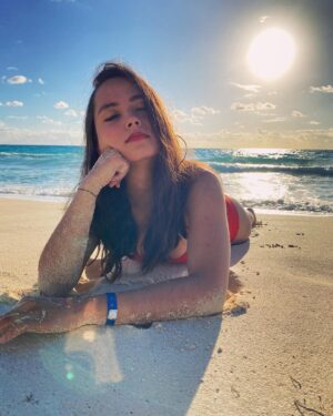 Karen Furlong Instagram - La playa y yo nos necesitamos porque agua salada … alma lavada 🌊💙 

#sinfiltro #swipe #playa #beach #summer #ocean #cancun #tbt