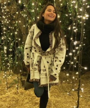 Karen Furlong Instagram - Hola 💫 
Desaparecí un ratito porque sin duda alguna este año ha sido duro para mi y para los míos…
Creo que en redes sociales siempre se habla y vemos lo bonito que “todo mundo lo pasa en estas fechas” y es muy lindo ver eso pero no todo es cierto … ¿Qué hay de los que no? ¿Qué hay de los que están en un hospital? ¿Qué hay de los que nos dejaron este año a tan solo unos días de terminarlo? De los que deben ir a trabajar por que “the show must go on” aunque no tengan nada de ganas de levantarse, y de que estás fechas casi se convierten en una presión de que deben de ser de muuucha felicidad…
 
Hoy pienso mucho en todo eso porque nunca antes había tenido la necesidad de hacerlo y hoy abrazo a todos aquellos que en estos días, no necesariamente tienen felices fiestas 
Muchas cosas no están en nuestras manos… pero con todo lo que ha pasado pienso que empezar un nuevo año puede ser un buen momento para renovarnos, reflexionar y hacer lo que si esté de nuestro lado para estar en un lugar mejor y tener fe de que vendrán cosas mejores. 
 
Abracen muy fuerte a la gente que quieren 🙏🏼💞 Yo los abrazo fuerte a ustedes también y deseo mucho amor y salud en sus vidas 

PD: obviamente amo ver a la gente feliz en estas fechas, solo que no es la realidad de todo mundo y si tú estás pasando por un momento difícil, permítete estar ahí y no te presiones por lo que ves en redes … ni por esa sonrisa que no necesariamente es cierta 
Tqm 💫
