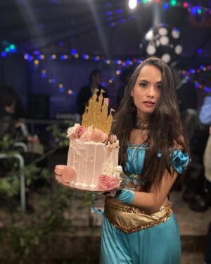 Karen Furlong Instagram - ¡Que cumpleaños tan diferente el de este año! Me tocó grabar ese día así que básicamente me la pasé en un camper, aunque muy consentida por el crew y por el bello cast 💕 Luego hubo mini celebraciones con gente muy amada y una semana después llegamos a la gran fiesta, que fue muy caótica pero lindísima y agradezco infinitamente a todos los que siempre me siguen en mis locuras. Gracias por tanto amor, por cada detalle, por sus disfraces, por sus mensajes, llamadas, etc etc , que aún sigo contestando ♥️💕 y a ustedes aquí en redes que también me mandaron mucho amor y suena muy choteado pero les juro que todo eso, de vdd me llena el corazoncito. GRACIAS ♥️✨ y cómo digo cada año: No me alegra cumplir años, me alegra celebrar la vida con todos y saberme tan bendecida ✨💕PD: como podrán darse cuenta, sigo sin saber qué hacer en las mañanitas y por favor no se pierdan el video antes de entrar a escena con mis manos de t-rex (es el 4) 🤦🏻‍♀️😂 Se les ama infinitamente ♥️🧡