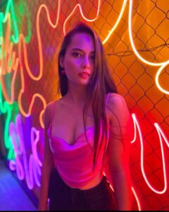 Actress Karen Furlong HD Instagram Photos and Wallpapers December 2022