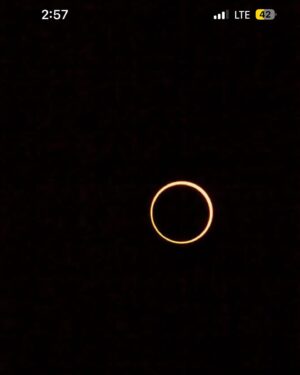 Karen Furlong Instagram - Casi 2 meses después de mi cumpleaños estoy publicando esto… La realidad es que a mis 28 tengo sólo algunas certezas y muchas dudas… cuando era niña pensaba que sería al revés 🤷🏻‍♀️. Viajamos a Merida para ver el eclipse y pasarlo en mi lugar favorito: el mar pero todo salió muy diferente a mis expectativas y creo que ese ha sido el mayor aprendizaje de este año tan complejo: soltar lo que espero y recibir lo qué hay. Fue un cumpleaños sencillo, me he sentido sola pero está bien y ha sido suficiente.  Nadie te enseña a crecer ni a enfrentarte a la desilusión que puede ser la adultez pero al mismo tiempo es muy bello existir y tal vez esa es la magia por que ahora sonrío más en las fotos y en la vida✨🙏🏼 A ti que me lees: te deseo muchas cosas bellas!