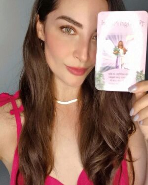 Karen Leone Instagram - Si hay algo que expande mi corazón además de la actuación es la conexión tan profunda y hermosa que tengo con los ángeles y el mundo invisible. Amo mi sensibilidad que me mantiene en contacto con la tierra y lo divino. El ponerme al servicio de los demás ayudando, guiando, ser ese canal de luz, sanación, paz y amor me expande el alma.
✨Por ahora me comparto desde el Tarot de Ángeles, Reiki y Constelaciones Familiares.✨
Vía Zoom y personal.
✨INFO DM
@amormagicoeres

#tarot #angeles #reiki #constelacionesfamiliares