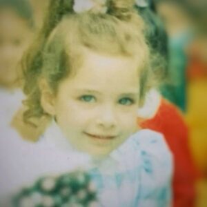 Karen Leone Instagram - Esta niña sigue más viva que nunca en mi, que todos los días sean día del niño 👧🏼🧸
*Foto 1  Sonriendo a cámara
*Foto 2 De bebé
*Foto 3 Perfil griego
*Foto 4 En Reina de la Primavera
*Foto 5 Bien feliz bailando con el que me gustaba
*Foto 6 Bailando Can Can

#diadelniño
