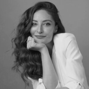 Karen Leone Instagram - La importancia de mirar al interior y ver aquellos aspectos de nuestro ser interno que requieren atención y sanación. Si dejamos a un lado las emociones dolorosas a la zona del inconsciente profundo, podrían llegar a la superficie en forma que dañen nuestro bienestar. Cuando nos damos la oportunidad de abrirnos a emociones profundas podremos aprender a canalizar esa energía de tal manera que nos permita experimentar una renovación personal, confianza, autoconocimiento, más amor, compasión a nosotros mismos y a los demás...✨
Bonito sábado, gracias por leerme y si estás pasando por un mal momento te abrazo fuerte y recuerda... Esto también pasará.
.
.
#blackandwhite #saturday #magic