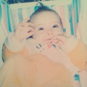 Karen Leone Instagram - Esta niña sigue más viva que nunca en mi, que todos los días sean día del niño 👧🏼🧸
*Foto 1  Sonriendo a cámara
*Foto 2 De bebé
*Foto 3 Perfil griego
*Foto 4 En Reina de la Primavera
*Foto 5 Bien feliz bailando con el que me gustaba
*Foto 6 Bailando Can Can

#diadelniño
