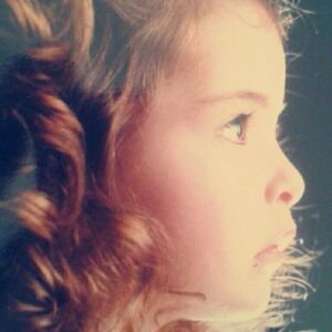 Karen Leone Instagram - Esta niña sigue más viva que nunca en mi, que todos los días sean día del niño 👧🏼🧸
*Foto 1  Sonriendo a cámara
*Foto 2 De bebé
*Foto 3 Perfil griego
*Foto 4 En Reina de la Primavera
*Foto 5 Bien feliz bailando con el que me gustaba
*Foto 6 Bailando Can Can

#diadelniño