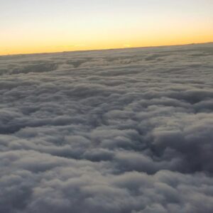 Karen Leone Instagram - Si hay algo que amo y disfruto es estar en el cielo, es como si estuviera en casa, mi corazón se expande, es como si mi alma reconociera este lugar.
Cada día valoro más el planeta, tal vez porque hay menos de lo que antes había y con este post me quiero comprometer a hacer algo significativo por el, no solo porque hoy es su día, cuando me comprometo no me gusta faltar a mi palabra, que para mí es la que más cuenta.
Todos los días hagamos algo por el, que a la vez haremos algo por nosotros mismos. Visualicemos en presente al planeta, más vivo que nunca, con más animales, más árboles, más amor.
Cuando entendamos que competir nos separa y que UNIDOS sumamos más, entendimos TODO.
.
.
#diadelatierra #unidos #cielo #sky