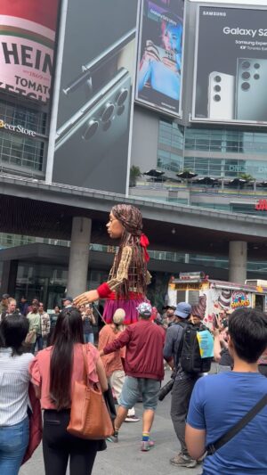 Karen Robinson Instagram - Look who came to visit? Only one more chance to catch her here - Toronto Music Garden at 6pm. Run! She’s so awesome!!!
#walkwithamal #littleamal #luminato #luminato2023 #summerintoronto #HandspringPuppetCompany #community
