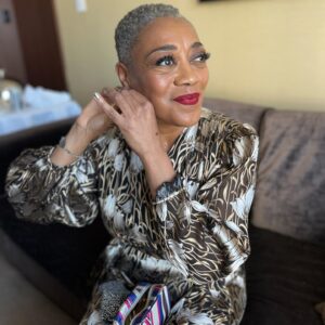 Karen Robinson Instagram - Honestly, some days are just better than others. #canadianscreenawards #schittscreek #reunion #catherineohara #canadianicon 

💃🏽 @bananarepublic 
👢 @zara 
💫with especial thanks to @lifeofmanek 💫

Earrings @tribalrhythmvintage 
Hairstyling @ana_sorys 

💇🏽 @plotztwist 
💋 @luckymakeup 
📸 @georgepimentel1 @luckymakeup et moi!