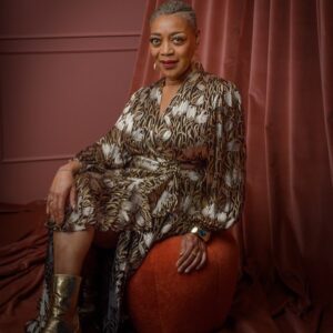 Karen Robinson Instagram - Honestly, some days are just better than others. #canadianscreenawards #schittscreek #reunion #catherineohara #canadianicon 

💃🏽 @bananarepublic 
👢 @zara 
💫with especial thanks to @lifeofmanek 💫

Earrings @tribalrhythmvintage 
Hairstyling @ana_sorys 

💇🏽 @plotztwist 
💋 @luckymakeup 
📸 @georgepimentel1 @luckymakeup et moi!