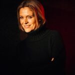 Karen Damen Instagram - Een kus op haar wang, alsof ik haar een maand geleden nog eens had gesproken. Zo voelde het onmiddellijk bij @karendamen vanaf binnenkomst in het bedrijfsrestaurant van @aed_studios en dat was heerlijk! Onze twee uren samen vlogen voorbij. Er werd veel gepraat, nog meer gelachen en ook een pact gesloten. Van begrip voor haar flapuit zijn en bescherming daarvan. Van een vrouw naar een ander toe met onnoemelijk veel respect. Karen, je bent graaaaaaaf! ❤️ 📷 @switn Koop de weekend🗞️ of: 👉🏻https://www.demorgen.be/a-b9c05408