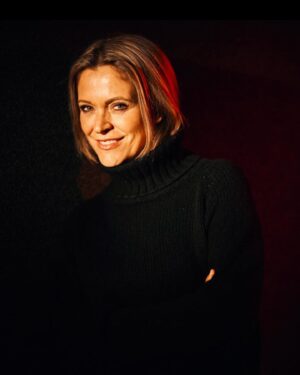 Karen Damen Instagram - Een kus op haar wang, alsof ik haar een maand geleden nog eens had gesproken. Zo voelde het onmiddellijk bij @karendamen vanaf binnenkomst in het bedrijfsrestaurant van @aed_studios en dat was heerlijk! Onze twee uren samen vlogen voorbij. Er werd veel gepraat, nog meer gelachen en ook een pact gesloten. Van begrip voor haar flapuit zijn en bescherming daarvan. Van een vrouw naar een ander toe met onnoemelijk veel respect.

Karen, je bent graaaaaaaf! ❤️

📷 @switn 

Koop de weekend🗞️ of:

👉🏻https://www.demorgen.be/a-b9c05408